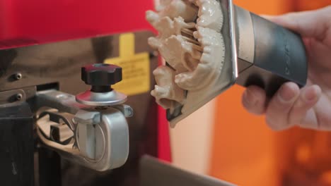 coronas y puentes dentales impresos en 3d en posprocesamiento
