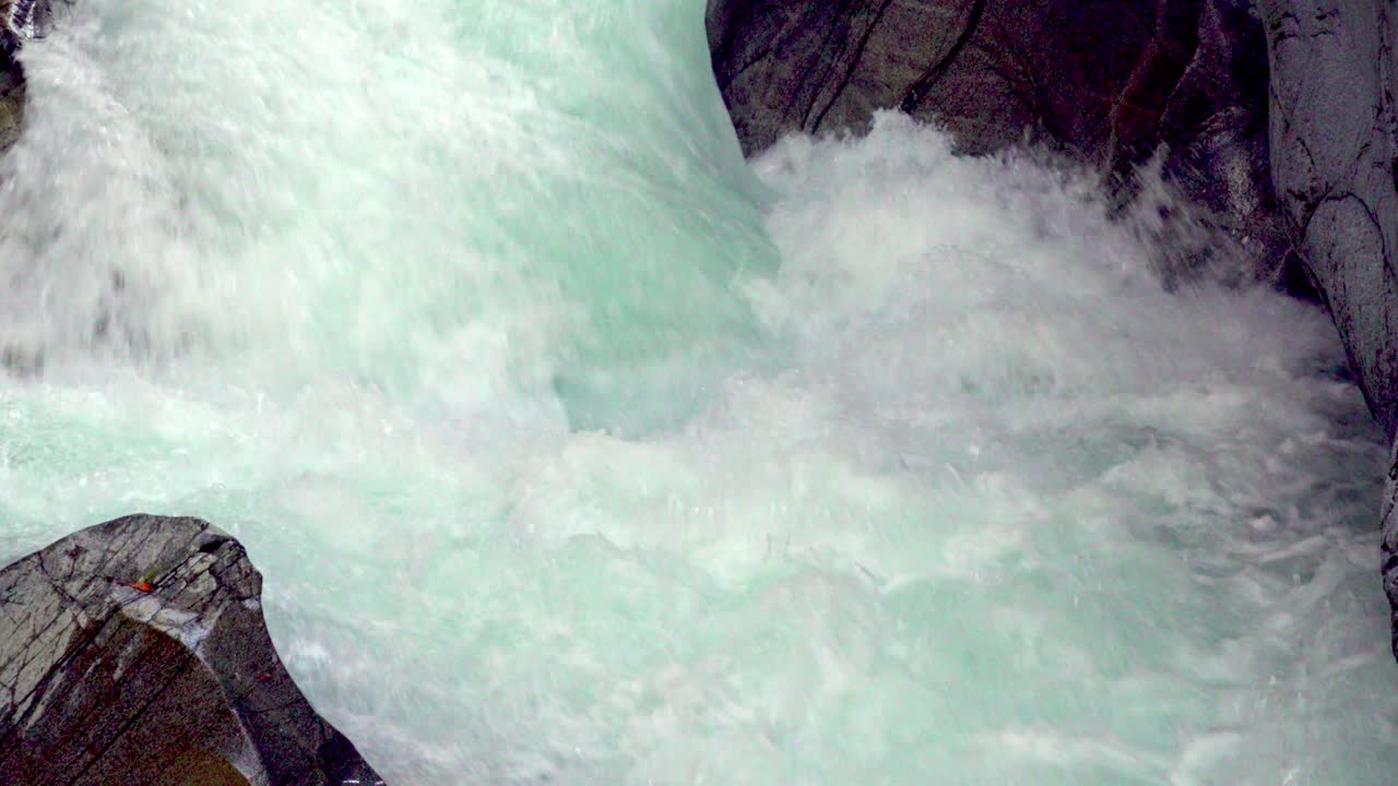 서두르고 거품이 아지는 하천의 일부