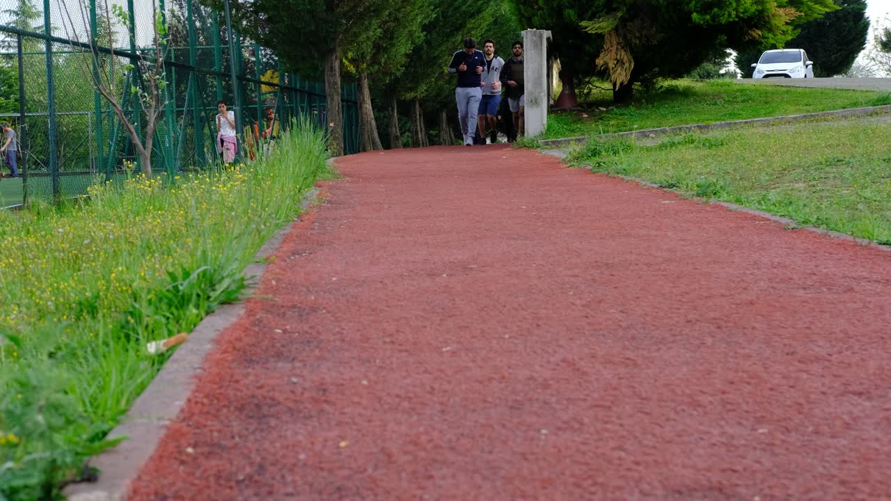 세 명의 젊은이들이 달려갑니다.