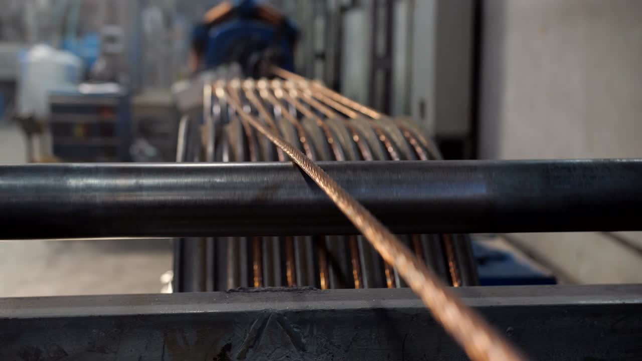 Produktion af kobberkabel. Roterende aksler med kobbertråd