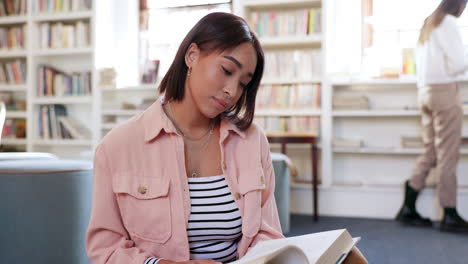 universidad, libros y educación con mujer en la biblioteca