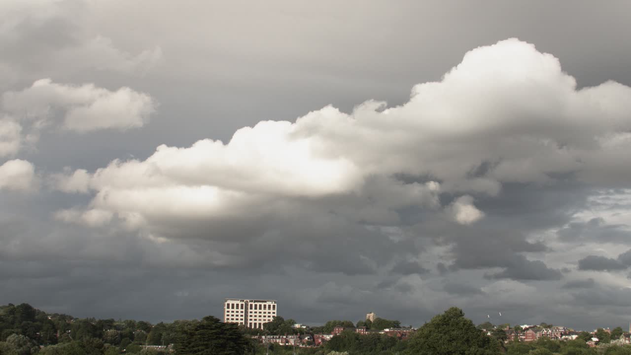 적운 구름으로 가득 찬 흐린 하늘을 배경으로 빠르게 진행되는 시간 경과