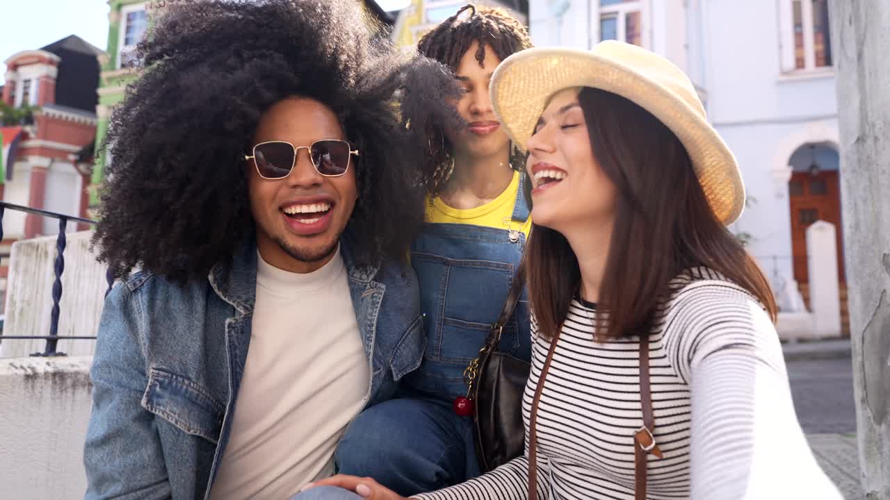 amigos disfrutando de un día soleado