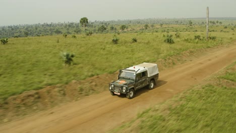 Ambulancia-De-Animales-Conduciendo-A-Gran-Velocidad-Por-Un-Camino-De-Tierra