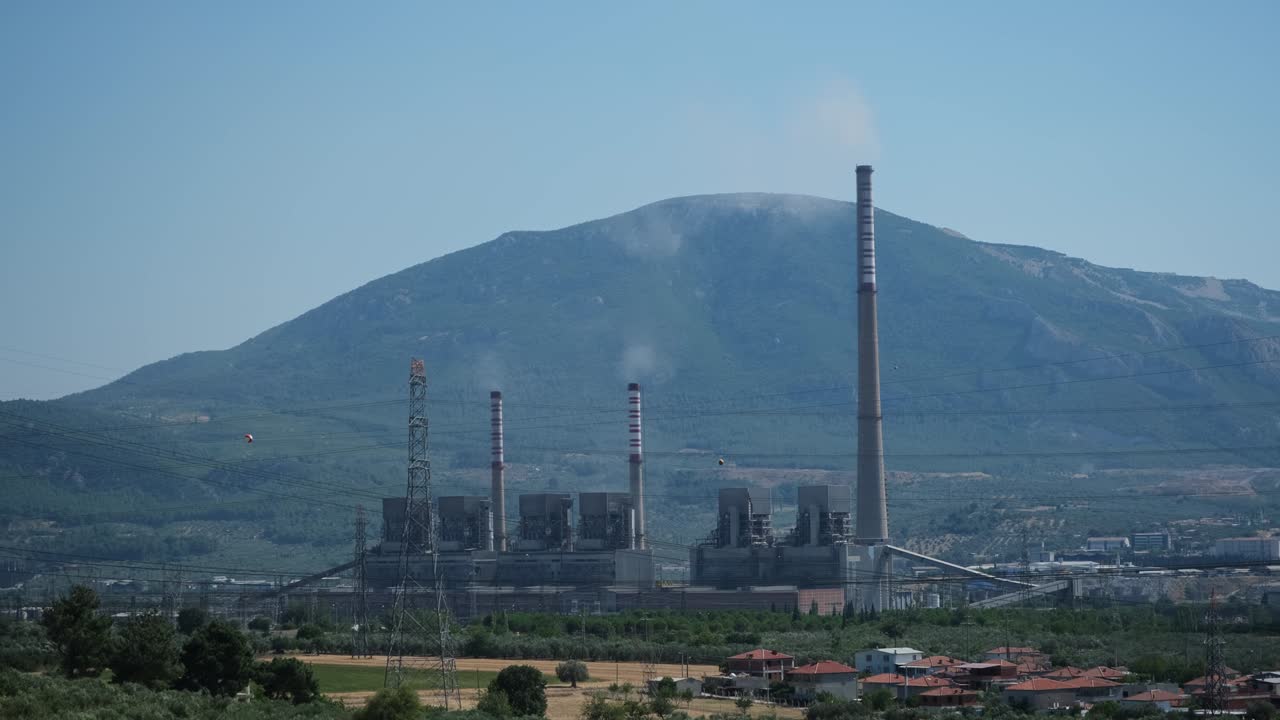 la planta de energía de carbón tiene tuberías altas con humo negro que se mueve hacia arriba contaminando la atmósfera. concepto de energía.