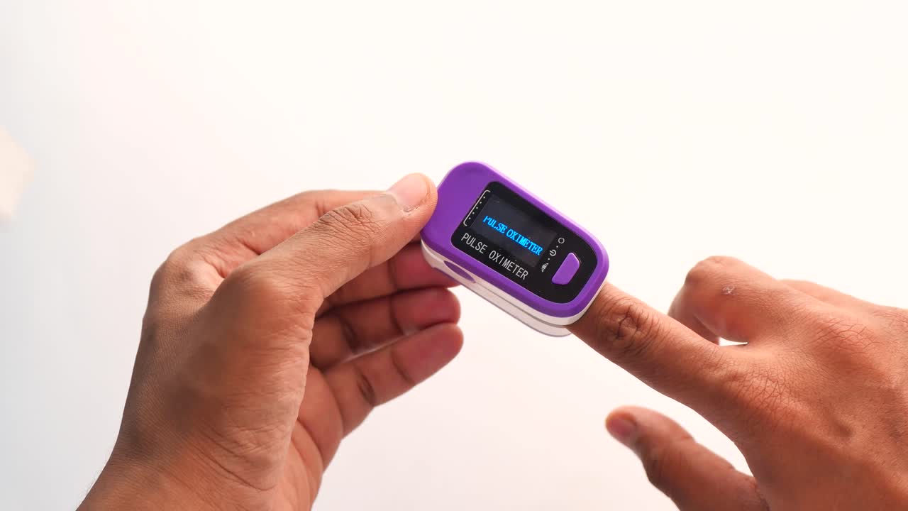 손가락 끝의 스 옥시미터를 사용합니다.