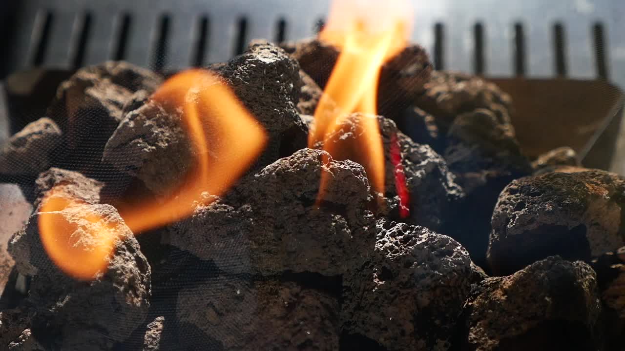 Fiamme che ardono sulle rocce