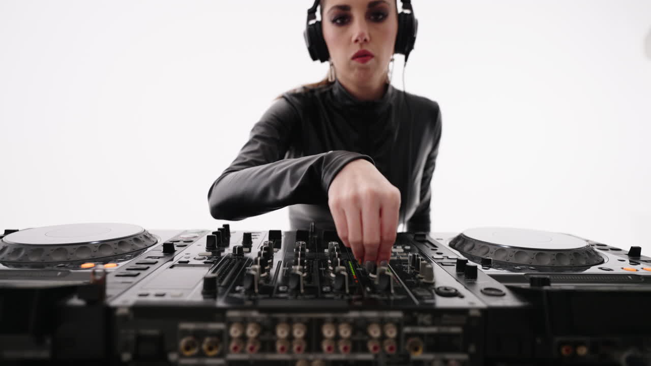 una mujer tocando en el estudio.