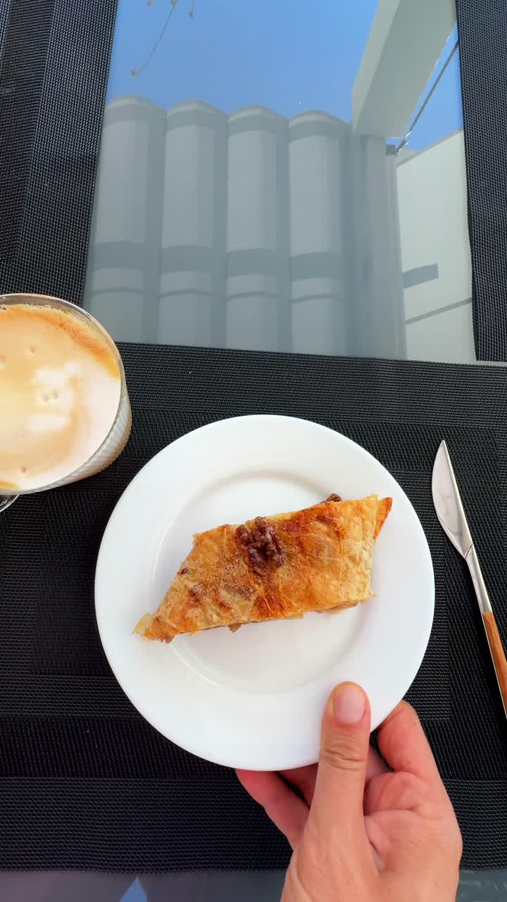 strudel de manzana y café en un patio