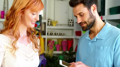 cliente haciendo pago a través de teléfono inteligente