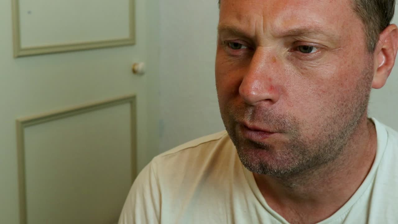 un hombre comiendo un bocadillo en el medio