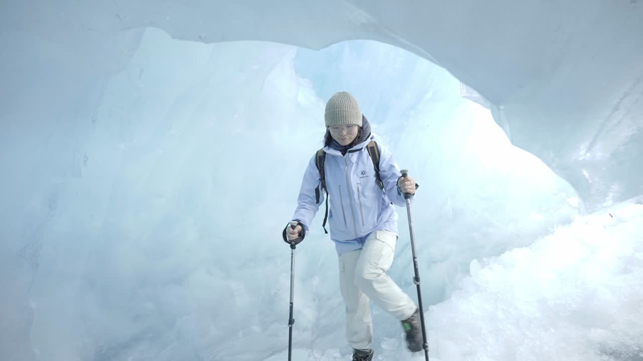 타스만 빙하 빙하 동굴 내의 하이커 마운트  국립 공원, 캔터베리, 뉴질랜드