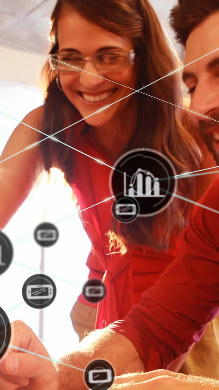 Video vertical: Pareja apoyada en una tablet, icono apareciendo generando nodos, mapeo de datos de red tecnológicos.