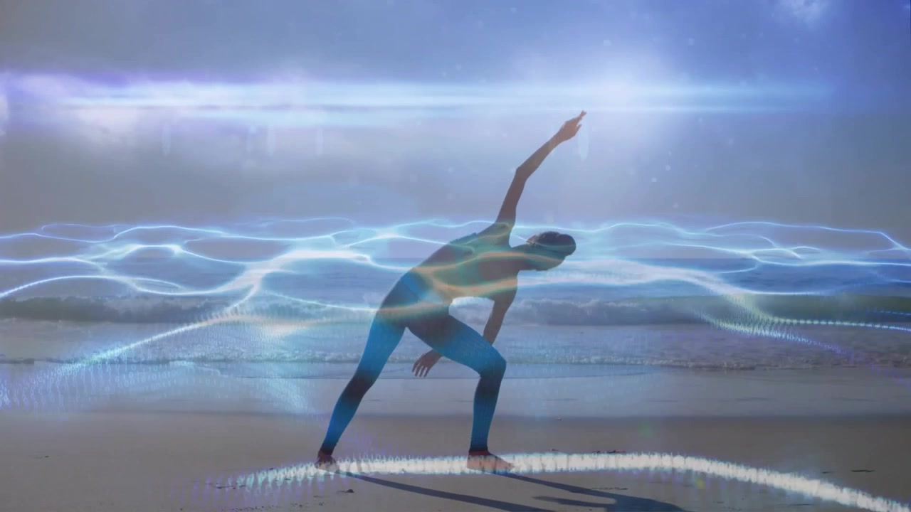 Praticante di yoga che inspira e alza il braccio sulla spiaggia, mentre le onde digitali della salute si intensificano.