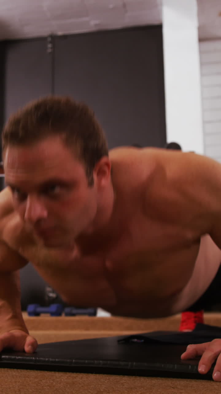 hombre haciendo flexiones