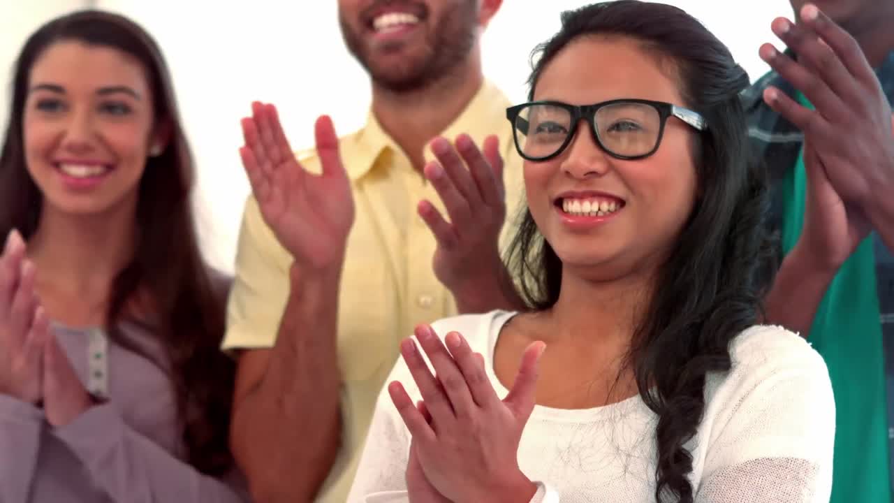 personas de negocios casuales aplaudiendo en fila