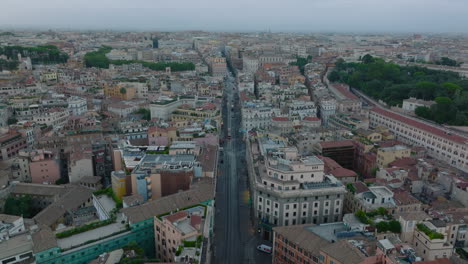 Adelante-Vuela-Por-Encima-De-La-Calle-Rodeada-De-Edificios-Residenciales-En-El-Centro-De-La-Ciudad.-Metrópolis-En-Un-Día-Nublado.-Roma,-Italia