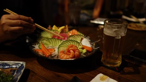 편안 한 환경 에서 맥주 를 넣은 사시미 접시