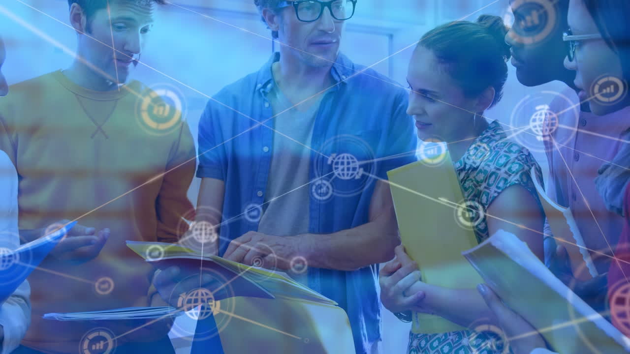 animación del procesamiento de datos sobre diversas personas de negocios discutiendo