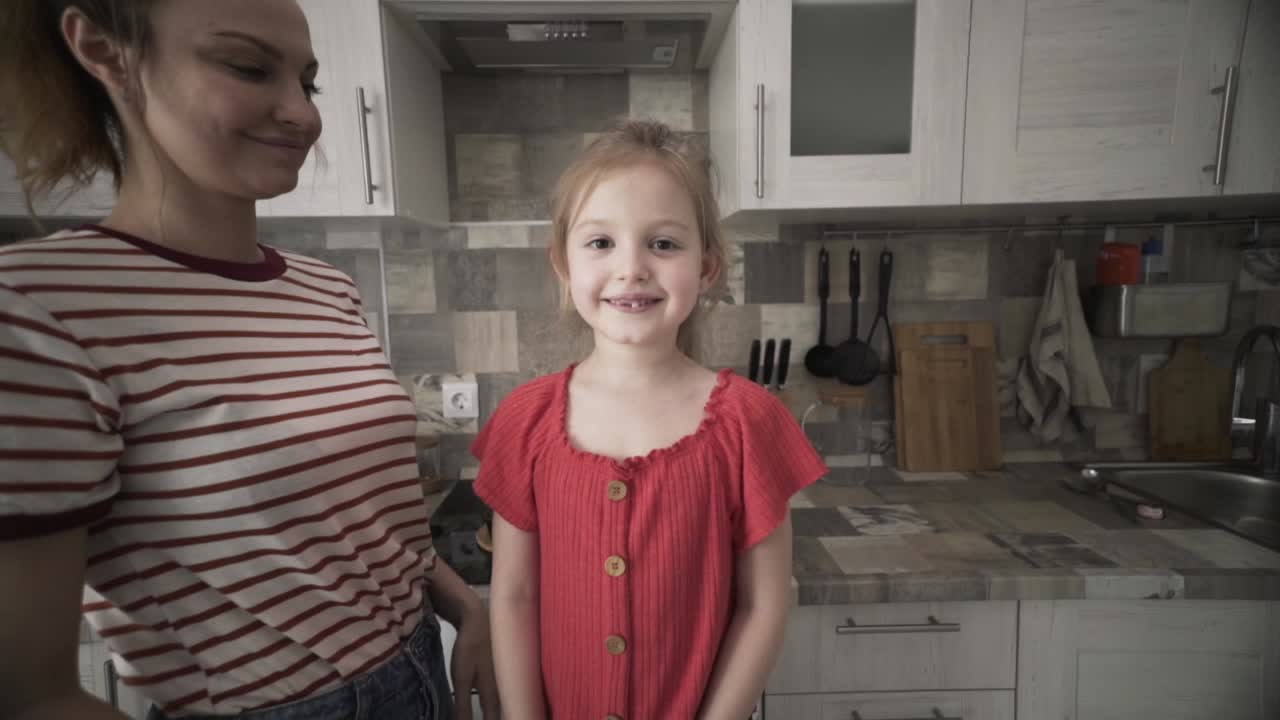 Madre e figlia in cucina
