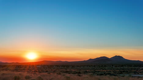 amanecer increíblemente colorido sobre el paisaje del desierto de mojave en verano - lapso de tiempo, gran angular, vista estática