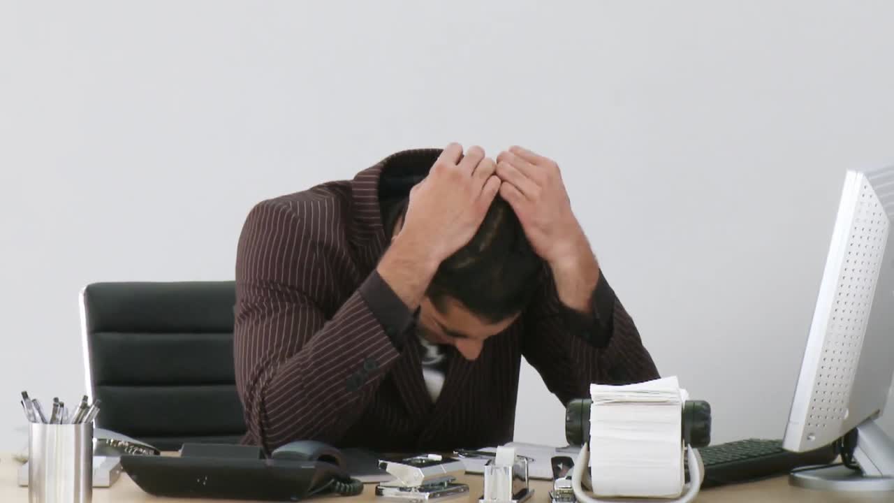 el hombre de negocios está perdido con sus datos comerciales.