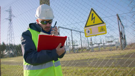 empleado que sigue las señales de seguridad y comunica las precauciones a sus colegas