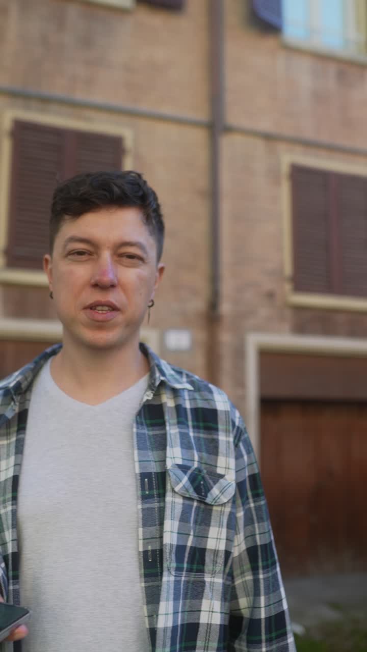 hombre al aire libre en la ciudad europea