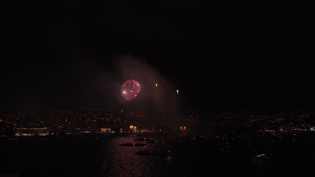 desenfoque abstracto de verdaderos fuegos artificiales dorados brillantes con luces bokeh en el cielo nocturno