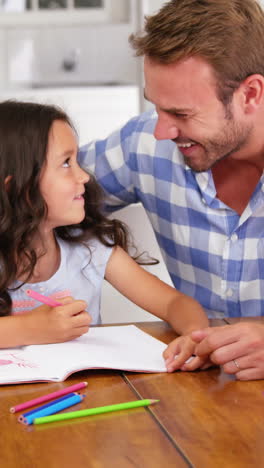 hija haciendo un dibujo para colorear con su padre