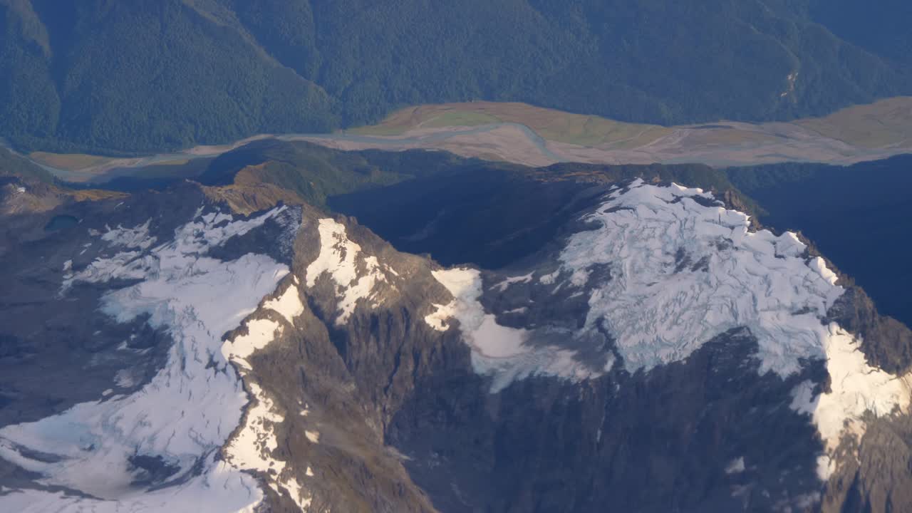 пассажир из южных альп в новой зеландии во время полета в квинстаун на самолете