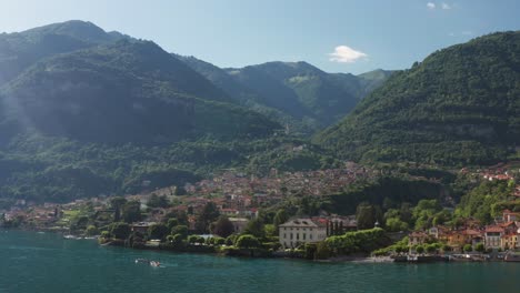 Una-Exuberante-Vegetación-Rodea-Ossuccio,-Italia,-Con-Sus-Pintorescos-Edificios-Ubicados-Junto-Al-Lago