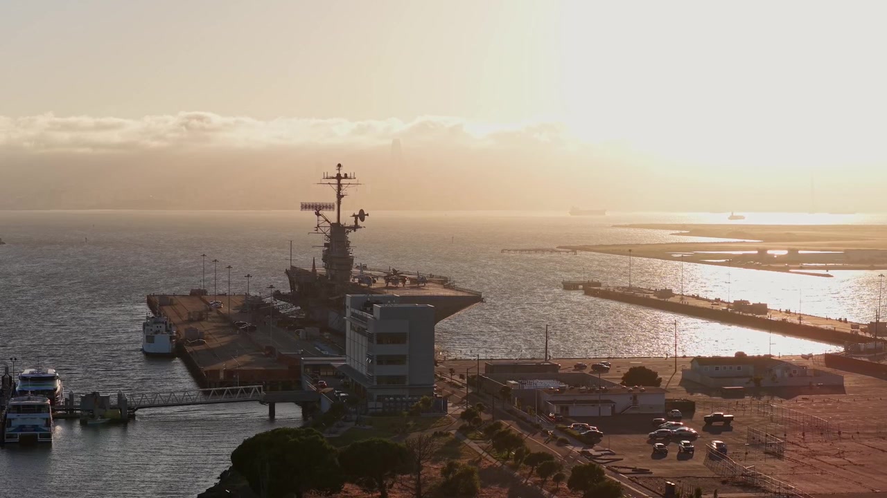 Histórico portaaviones USS Hornet atracado en el muelle cerca de la Playa Encinal en Alameda, California, EE. UU. Toma de dron amplia.