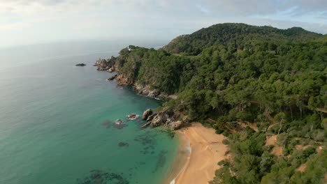 Desde-Arriba,-Sea-Testigo-De-La-Impresionante-Costa-De-Lloret-De-Mar-Con-Sus-Aguas-Cristalinas,-Sus-Atractivas-Playas-De-Arena-Y-Destinos-Turísticos-De-Lujo-Como-Santa-Cristina-Y-Cala-Treumal.