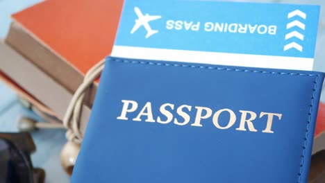 pasaporte y tarjeta de embarque listos para el viaje