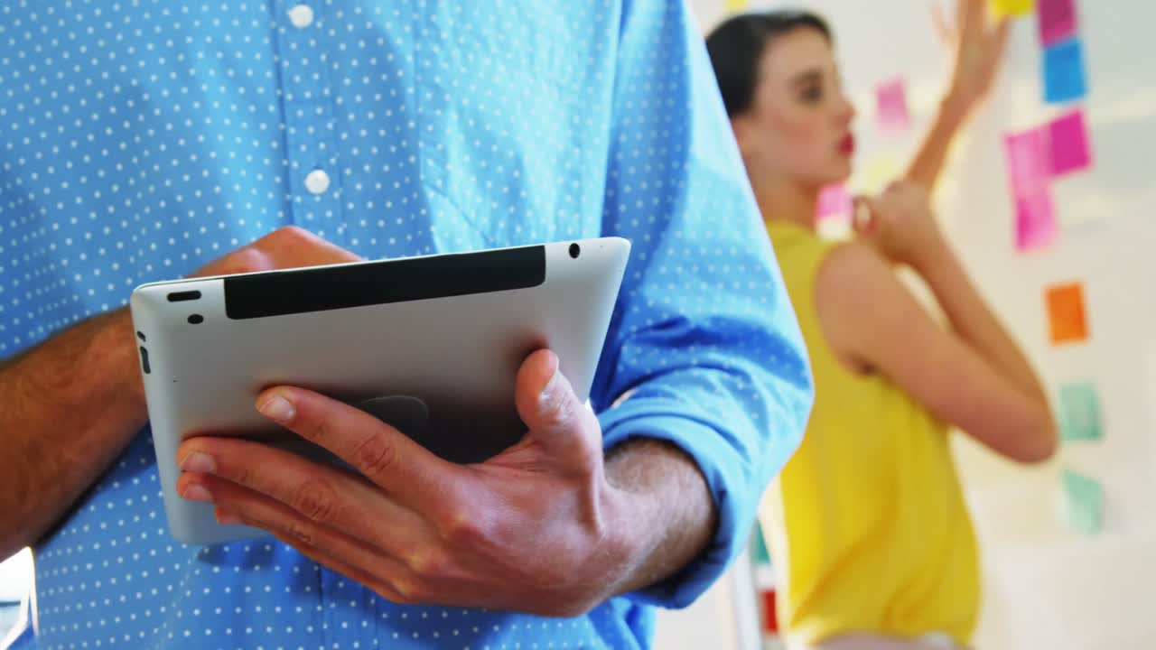 ejecutivo de negocios que usa tableta digital