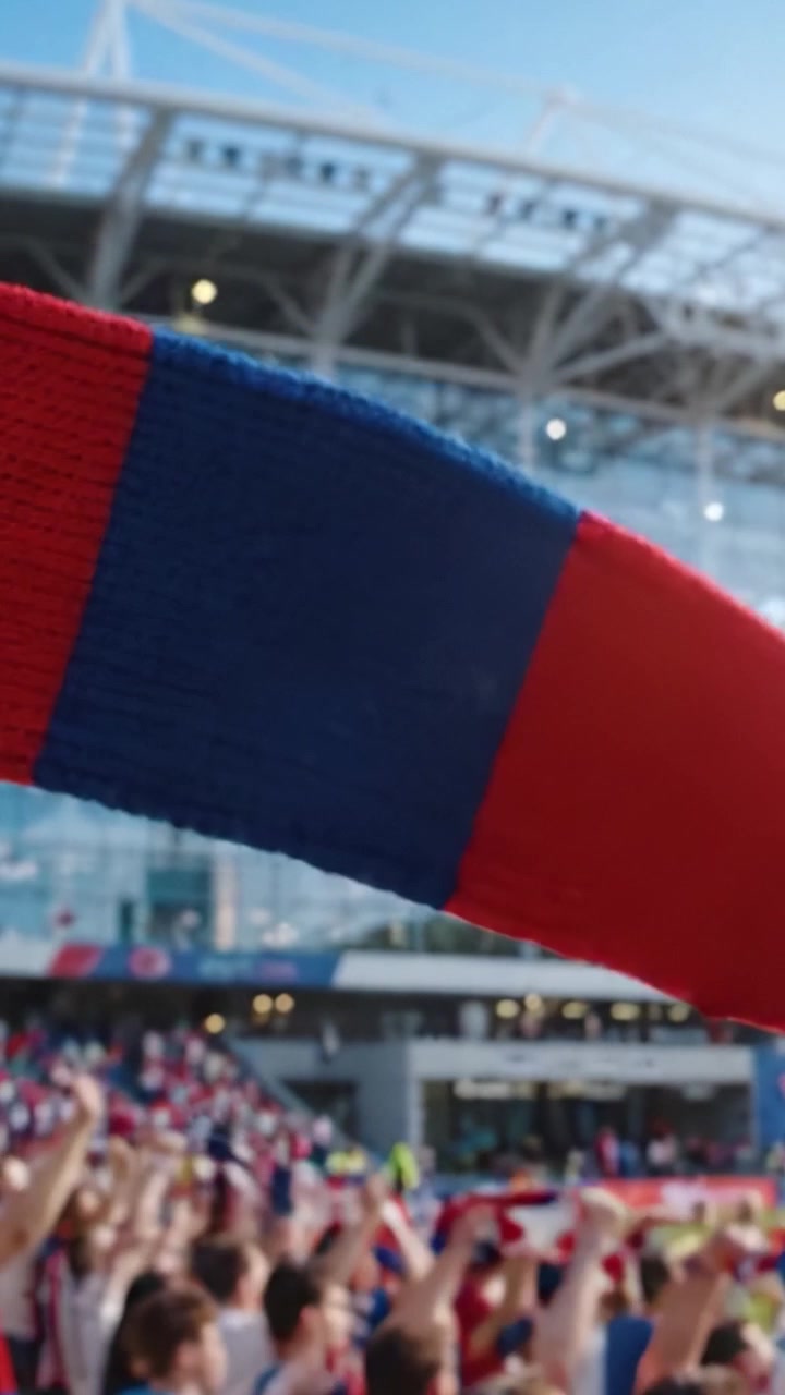 Eloisa fanihuivi esittelee joukkueen värejä jännittävässä urheilutunnelmassa, vangiten yleisön jännityksellä ja energialla stadiontapahtumassa.