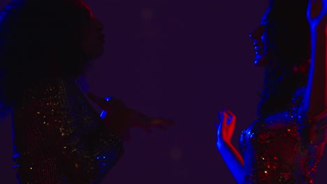 cerca de dos mujeres en un bar de club nocturno o discoteca bailando hablando y divirtiéndose juntos 3