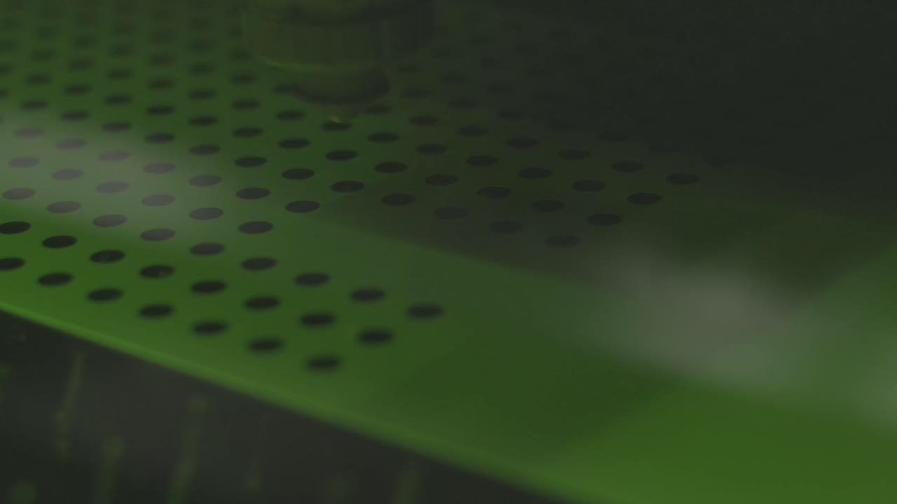 tecnología de procesamiento industrial de corte por láser de material de acero de chapa plana con chispas