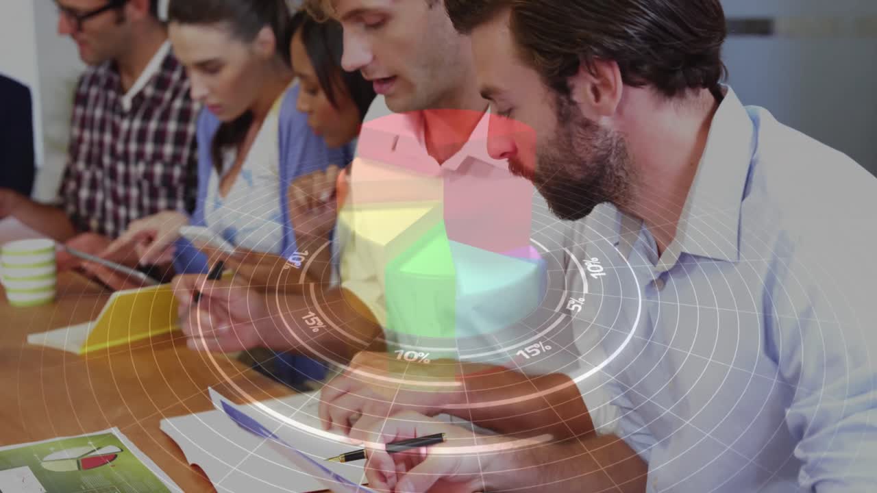 animación del procesamiento de datos estadísticos sobre dos hombres caucásicos discutiendo sobre documentos en la oficina