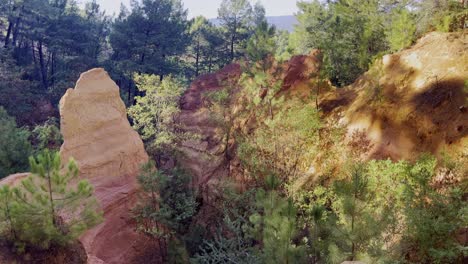 valle de rocas ocre que también se pueden utilizar para la pintura como pigmentos, el suelo fuertemente coloreado, por la noche con muchos árboles hermosos y puesta de sol