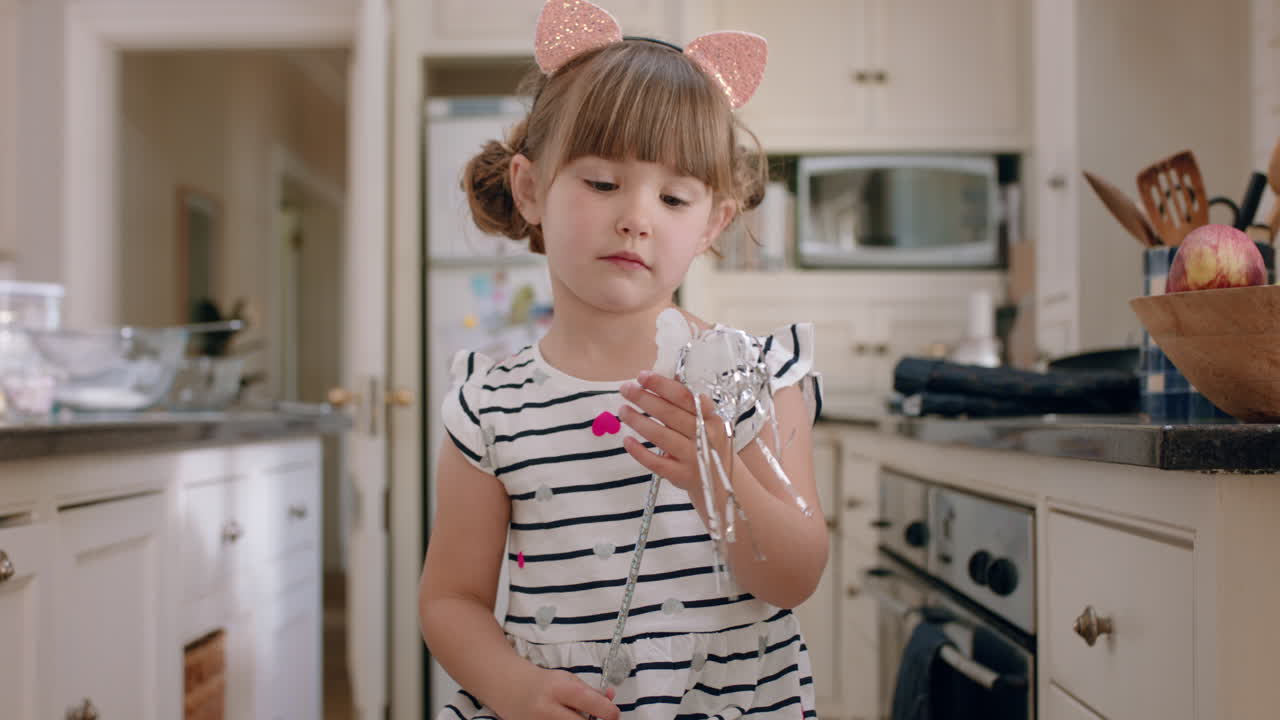retrato de una hermosa niña agitando una varita mágica divirtiéndose en casa jugando a fingir disfrutando de la imaginación infantil