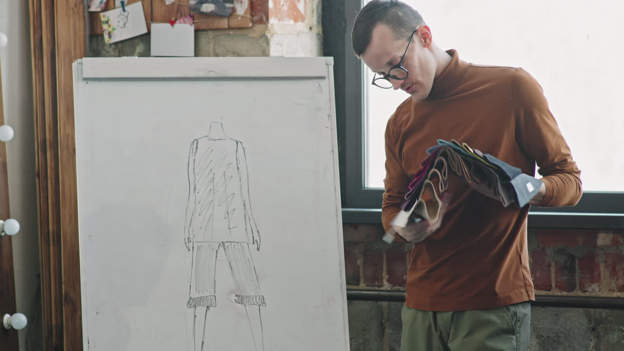 Designer de moda conduzindo reunião