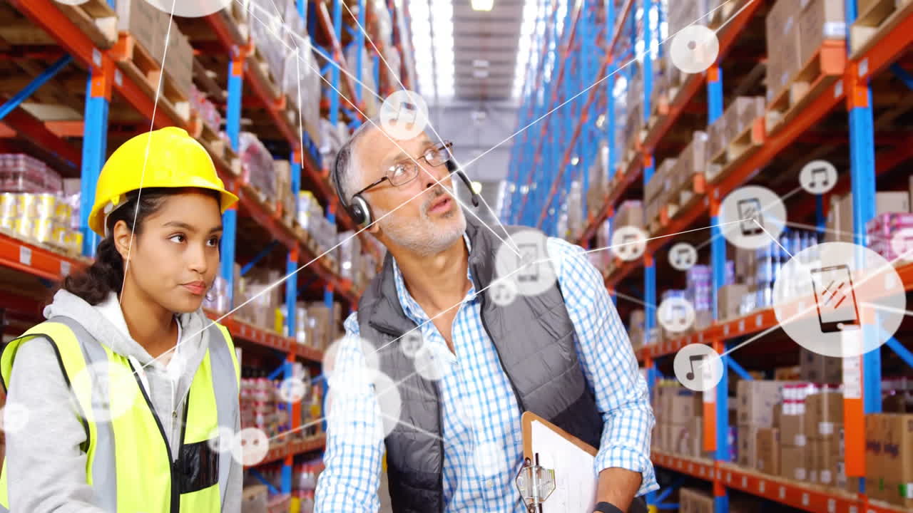 animación de la red de conexiones con íconos sobre diversas trabajadoras y trabajadores en el almacén