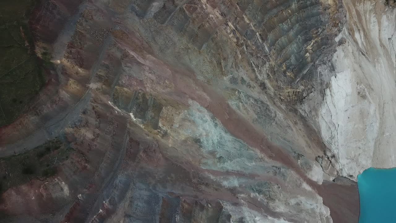 vista aérea de drones en el agujero en la montaña alta con agua azul aguamarina