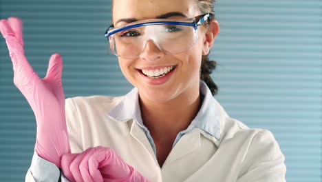 estudiante de medicina poniéndose guantes