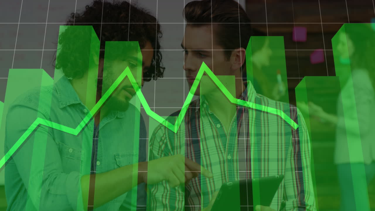 animación de múltiples gráficos sobre diversos compañeros de trabajo discutiendo informes en una tableta digital en la oficina