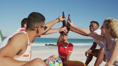 Junge-Erwachsene-Freunde-Hängen-Zusammen-Am-Strand-4k