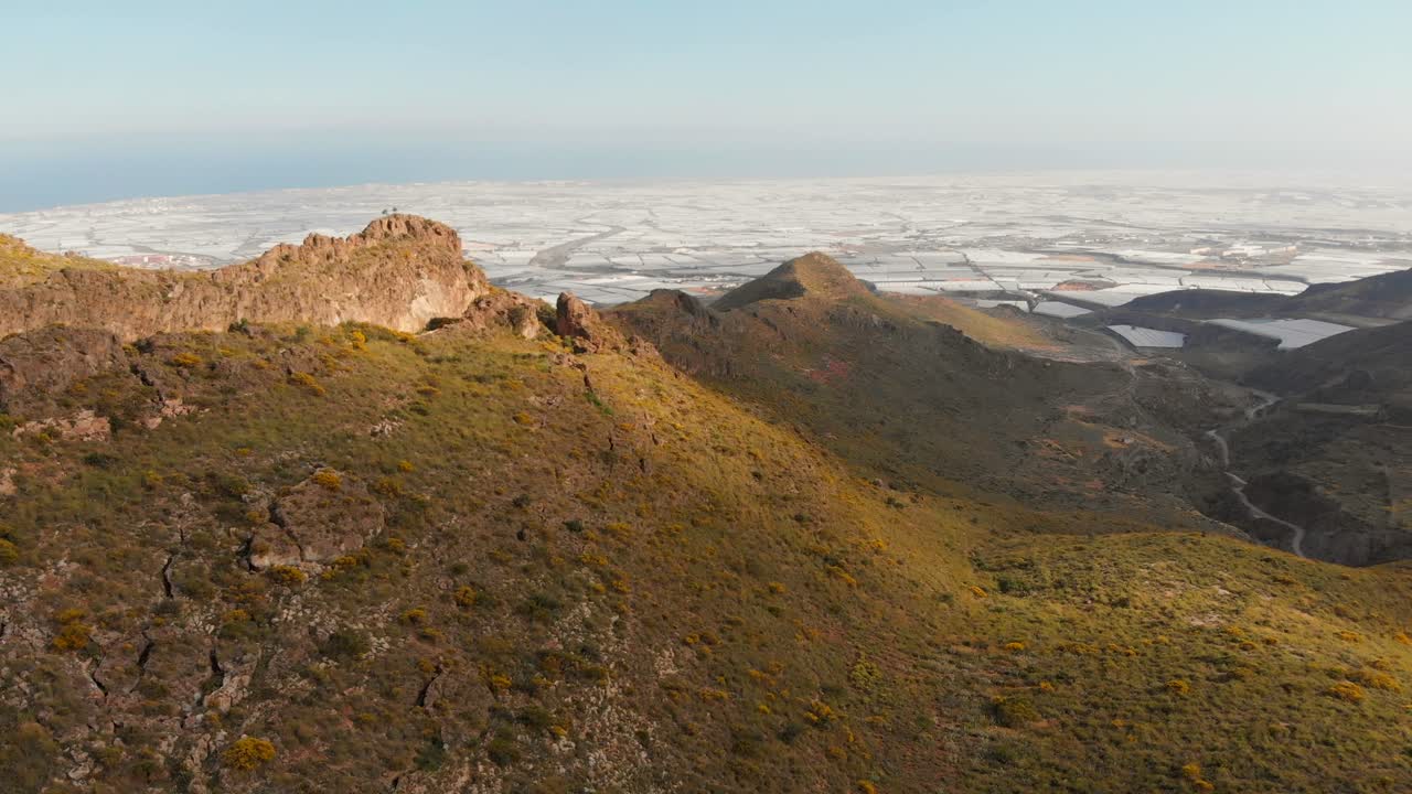 스페인 남부의 알메리아 인근 산과 온실을 배경으로 공중 촬영