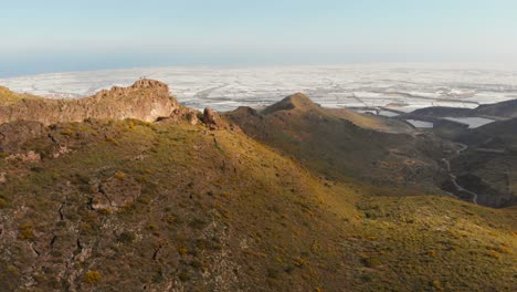 Las-Montañas-Cerca-De-Almería-En-El-Sur-De-España-Con-Al-Fondo-Los-Invernaderos,-Tiro-Aéreo